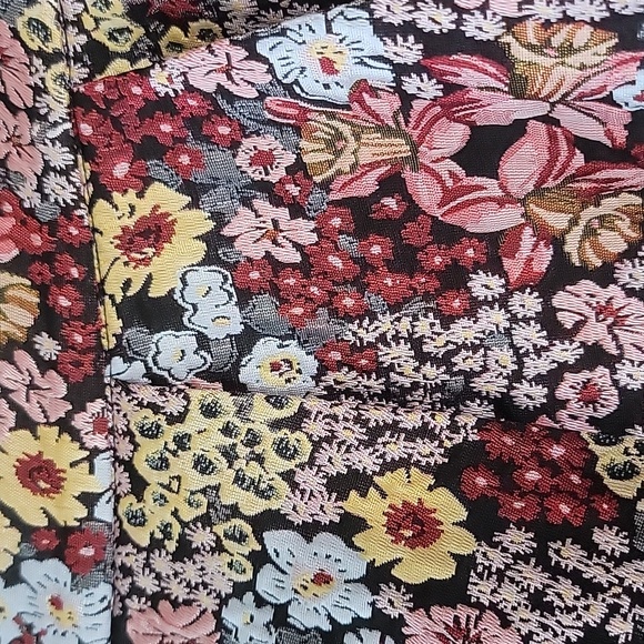 MOODIE | Floral Jaquard Shorts - Picture 2 of 5